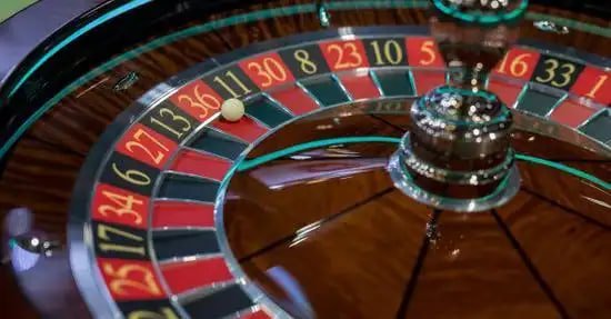 Berbagai pilihan permainan kasino live dan slot yang tersedia di aplikasi mobile v87h